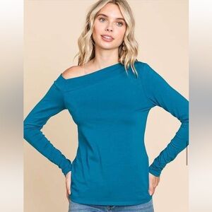Women’s off the shoulder long sleeve top!